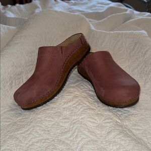 Dansko Mariela Pink Nubuck Clogs Size 6 like new💕